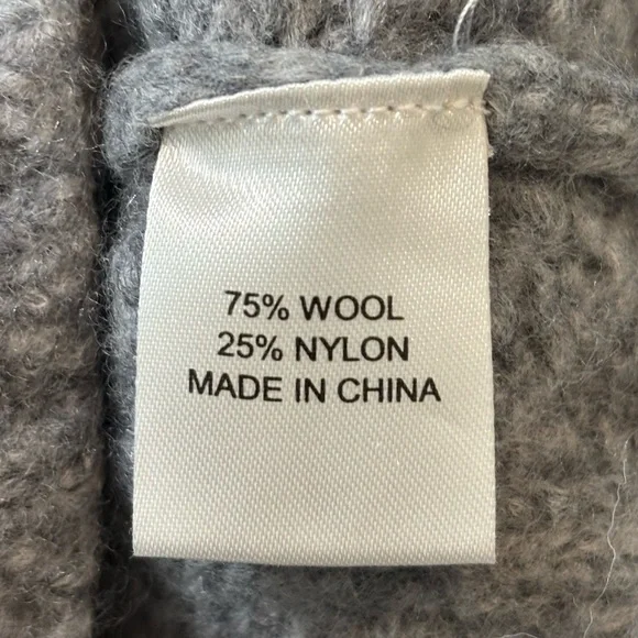 Tuckernuck Wool Blend Cable Knit Sweater Size Medium - Picture 5 of 5